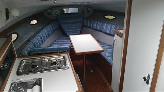 FourWinns Vista 245 - Välvårdad med midcabin och nytt kapell 11 of 12