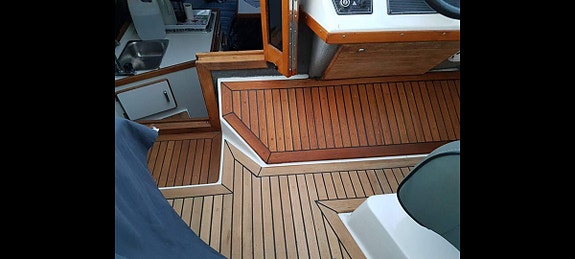 FourWinns Vista 245 - Välvårdad med midcabin och nytt kapell 8 of 12