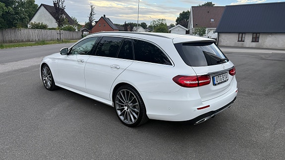 Mercedes-Benz E220 2 of 5