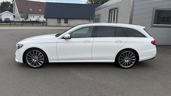 Mercedes-Benz E220 3 of 5