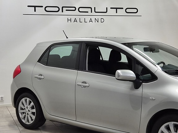Toyota Auris 2 of 17