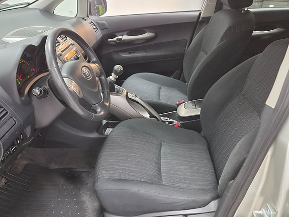 Toyota Auris 7 of 17