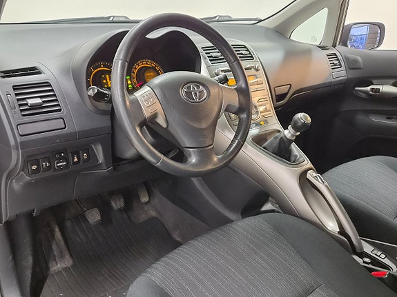 Toyota Auris 8 of 17