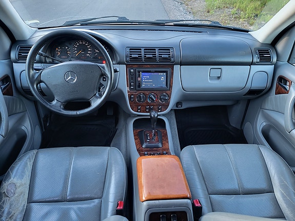 Mercedes-Benz ML270 4 of 7