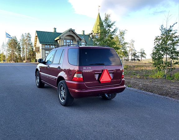 Mercedes-Benz ML270 2 of 7