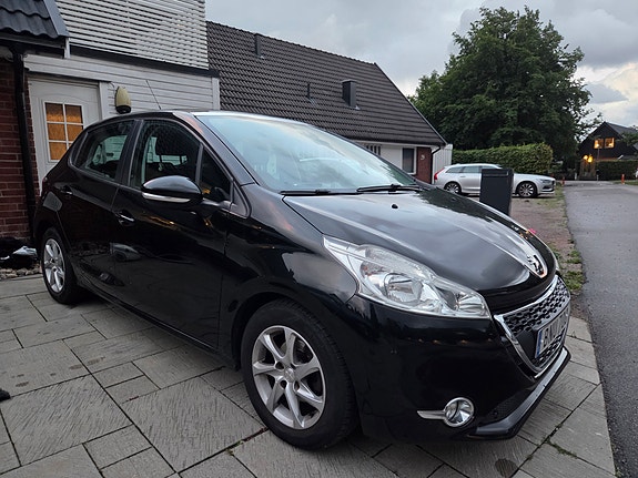 Peugeot 208 2 of 5