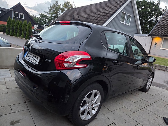 Peugeot 208 4 of 5