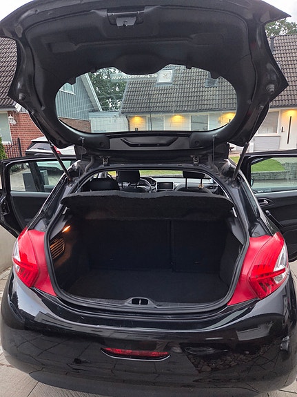 Peugeot 208 3 of 5