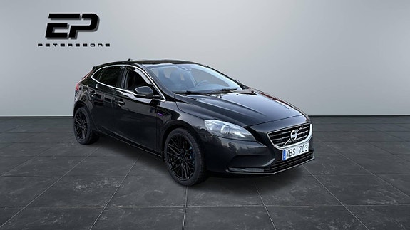 Volvo V40 2 of 9