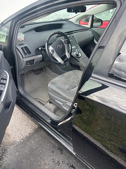 Toyota Prius 4 of 5