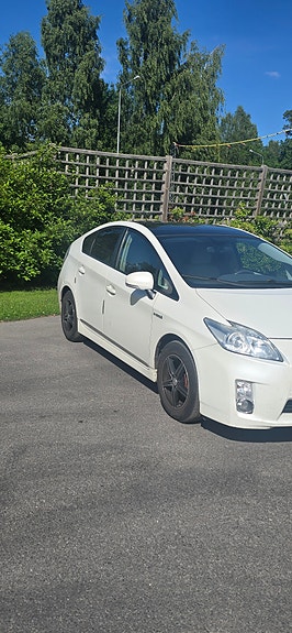 Toyota Prius 2 of 5