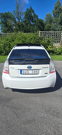 Toyota Prius 4 of 5