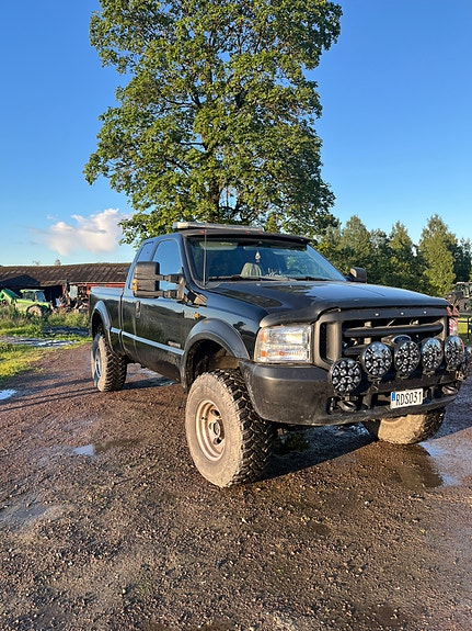 Ford F-250 3 of 5