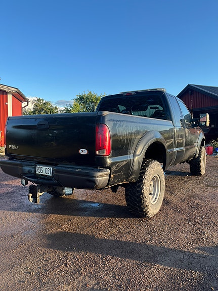 Ford F-250 4 of 5