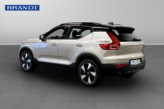 Volvo XC40 2 of 5