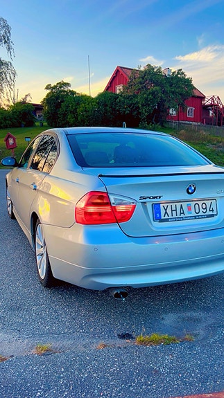 BMW 320i 2 of 5