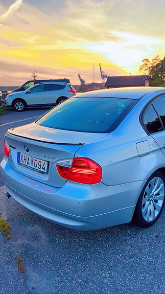 BMW 320i 3 of 5