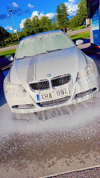 BMW 320i 4 of 5