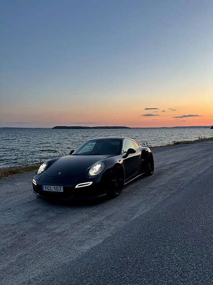 Porsche 911 Turbo 3 of 4