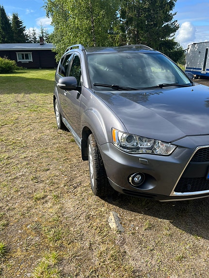 Mitsubishi Outlander 2 of 5