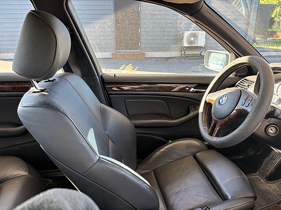 BMW 325i 4 of 5