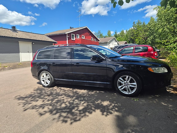 Volvo V70 2 of 5