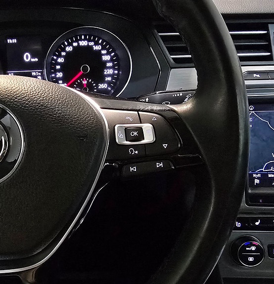 Volkswagen Passat 16 of 26