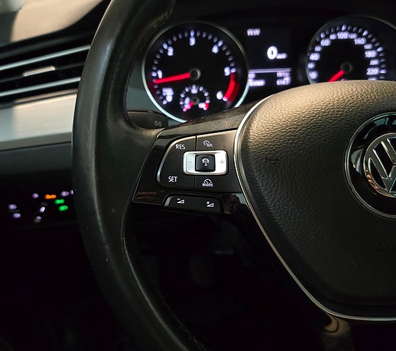 Volkswagen Passat 15 of 26