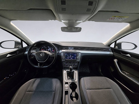 Volkswagen Passat 10 of 26