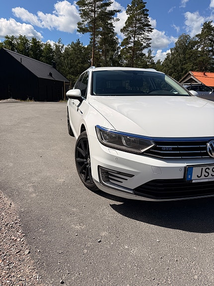 Volkswagen Passat 2 of 5