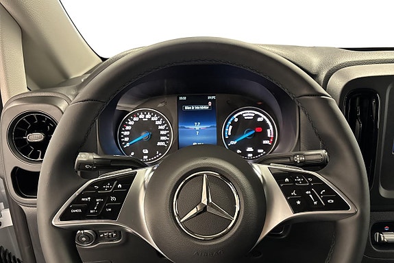 Mercedes-Benz eVito Tourer 12 of 17