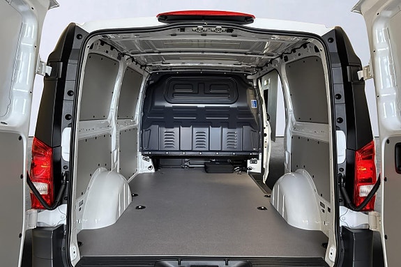 Mercedes-Benz eVito Tourer 6 of 17
