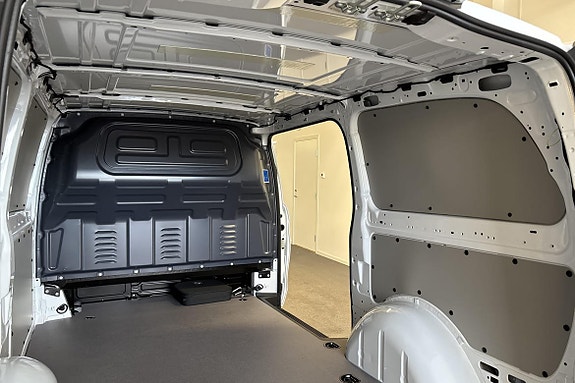 Mercedes-Benz eVito Tourer 7 of 17