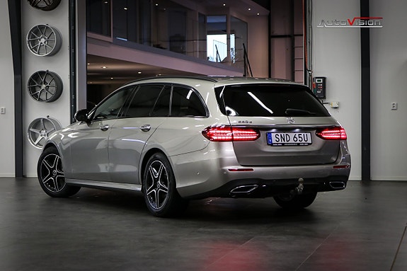 Mercedes-Benz E220 2 of 5