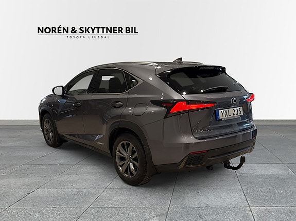 Lexus NX300h 2 of 5
