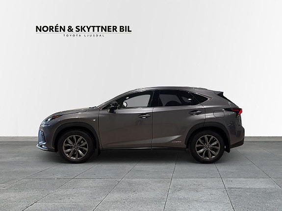 Lexus NX300h 3 of 5