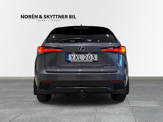 Lexus NX300h 4 of 5
