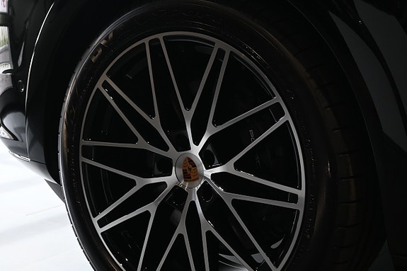 Porsche Cayenne 13 of 24