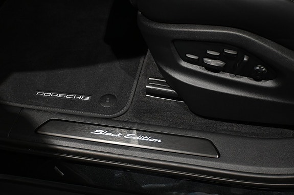 Porsche Cayenne 15 of 24