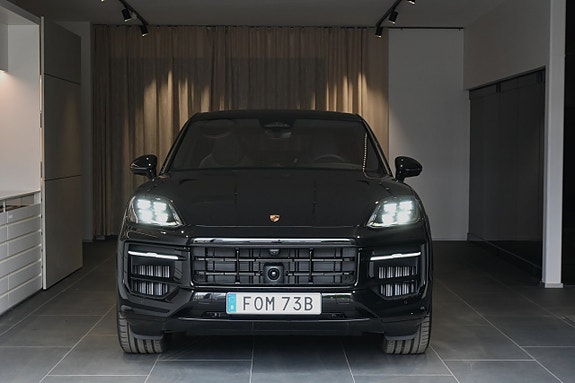 Porsche Cayenne 2 of 5