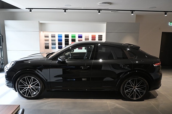 Porsche Cayenne 4 of 5