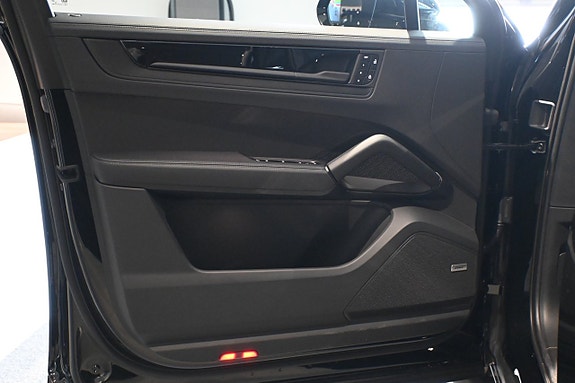 Porsche Cayenne 14 of 24