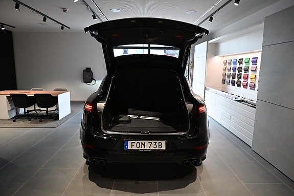Porsche Cayenne 9 of 24