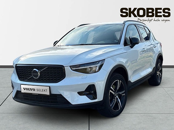 Volvo XC40 2 of 5