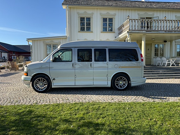 Chevrolet Express G1500 2 of 5