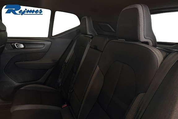Volvo XC40 10 of 16