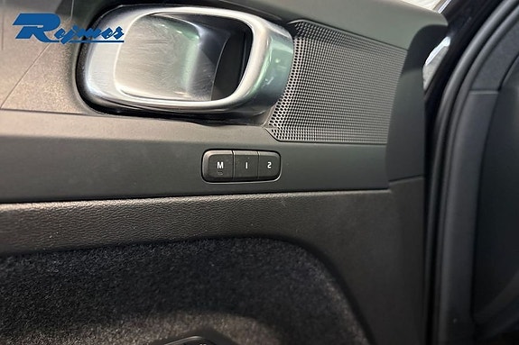 Volvo XC40 4 of 16