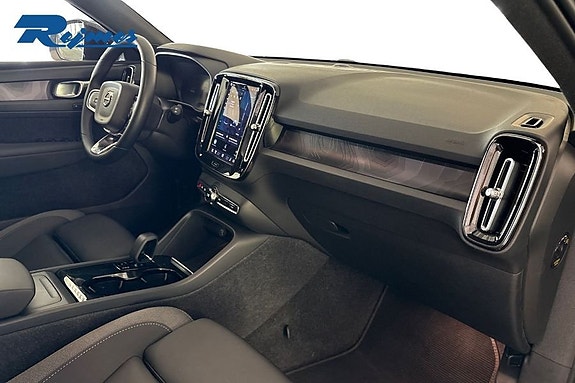 Volvo XC40 8 of 16