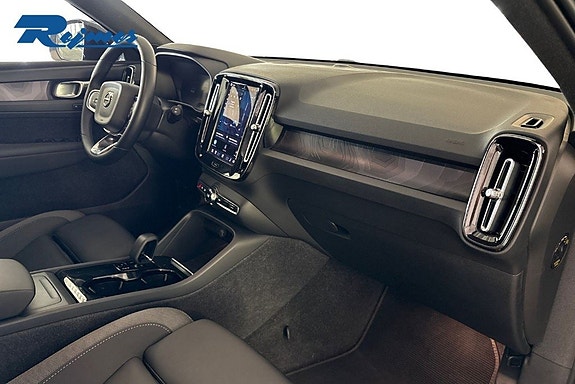 Volvo XC40 8 of 16