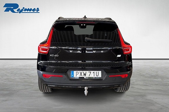 Volvo XC40 13 of 16